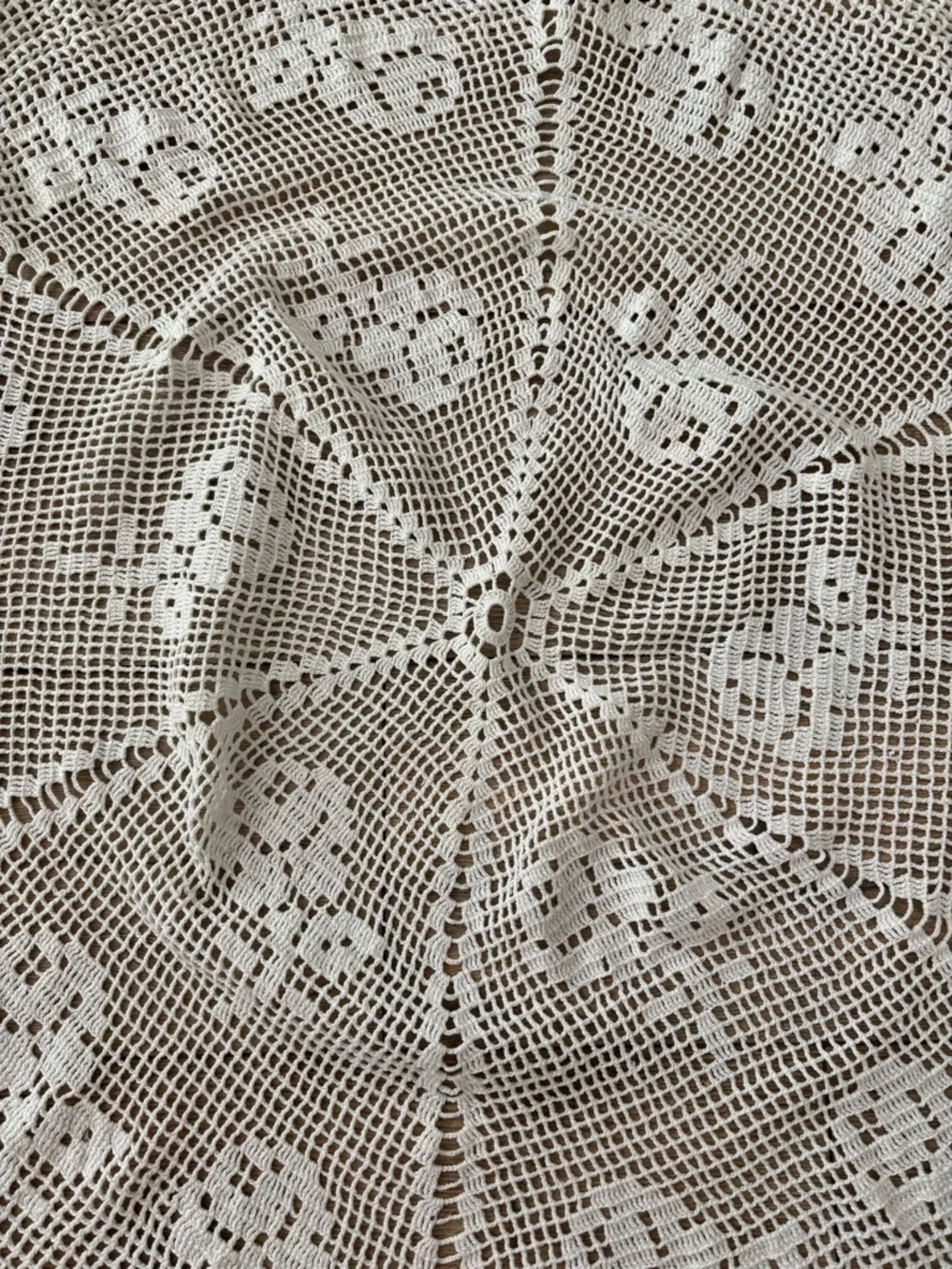 Hand Crocheted 42” Round Floral Lace Table Topper Cover Ivory White Doily Linen